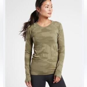 Athleta Momentum Seamless Camo green  Top size large NWOT